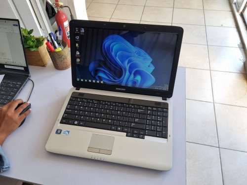 Samsung RV510 Intel Celeron Laptop/ 4GB RAM/ Windows 7 Ultimate